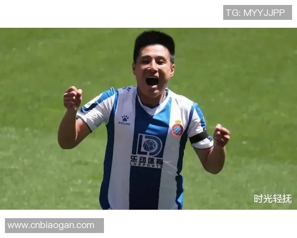 双手叉腰足球球星展现坚韧精神与独特魅力引领赛场风云